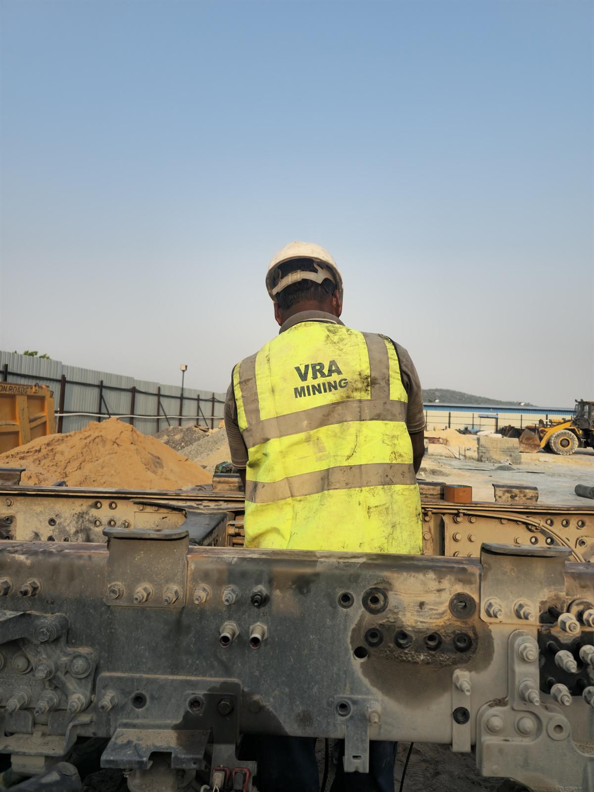 Heavy excavator hydraulic cylinder repair